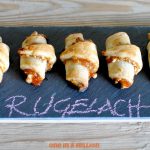 Rugelach alla menta con albicocche e mandorle