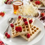 Waffle semi-integrali al latticello, frutti rossi e miele